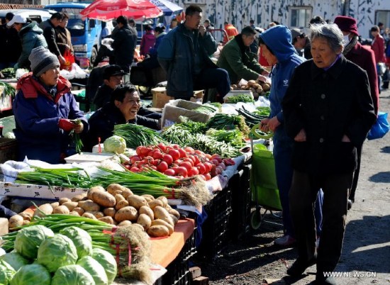 Residents purchase vegetables at a market in Changchun, capital of northeast China's Jilin Province, April 10, 2015. China's consumer price index (CPI), a major gauge of inflation, rose 1.4 percent from a year earlier in March, according to the data released by the National Bureau of Statistics on Friday. (Xinhua/Zhang Nan) Residents purchase vegetables at a market in Changchun, capital of northeast China's Jilin Province, April 10, 2015. China's consumer price index (CPI), a major gauge of inflation, rose 1.4 percent from a year earlier in March, according to the data released by the National Bureau of Statistics on Friday. (Xinhua/Zhang Nan)