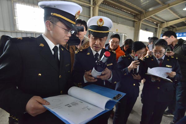 Wines imported from Spain are inspected at the railway customs in Yiwu, Zhejiang province. Bilateral trade between China and the economies along the Silk Road Economic Belt and the 21st Century Maritime Silk Road stood at 1.45 trillion yuan in the first quarter. (Photo/China Daily) Wines imported from Spain are inspected at the railway customs in Yiwu, Zhejiang province. Bilateral trade between China and the economies along the Silk Road Economic Belt and the 21st Century Maritime Silk Road stood at 1.45 trillion yuan in the first quarter. (Photo/China Daily)
