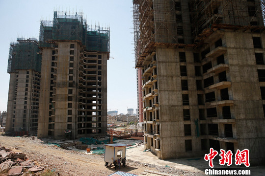File photo of a construction site. Investment in China's property sector rose 8.5 percent year on year to 1.67 trillion yuan (271 billion U.S. dollars) in the first three months of 2015. (Photo/Chinanews.com) File photo of a construction site. Investment in China's property sector rose 8.5 percent year on year to 1.67 trillion yuan (271 billion U.S. dollars) in the first three months of 2015. (Photo/Chinanews.com)