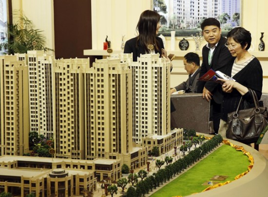 Visitors at a housing expo in Shanghai on Sunday. Some new housing projects in Beijing, Shanghai and Guangzhou reportedly sold out within 24 hours of going on sale during the May Day holiday. (Photo/China Daily) Visitors at a housing expo in Shanghai on Sunday. Some new housing projects in Beijing, Shanghai and Guangzhou reportedly sold out within 24 hours of going on sale during the May Day holiday. (Photo/China Daily)