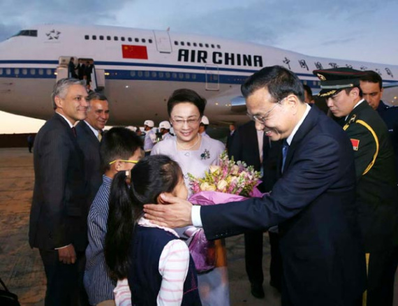 Premier Li Keqiang arrives in Brasilia, the capital of Brazil on the afternoon of May 18 local time to kick off his official visit to Latin America. (Photo/Xinhua) Premier Li Keqiang arrives in Brasilia, the capital of Brazil on the afternoon of May 18 local time to kick off his official visit to Latin America. (Photo/Xinhua)