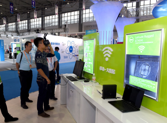 Visitors at the international big data conference, which opened in Guiyang, Guizhou province, on Tuesday. Uber is in talks with the Guiyang government for taxi-hailing services. (Photo/China Daily) Visitors at the international big data conference, which opened in Guiyang, Guizhou province, on Tuesday. Uber is in talks with the Guiyang government for taxi-hailing services. (Photo/China Daily)