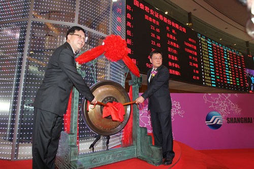 Kong Qingwei (left), Party chief of the Shanghai Financial Service Office, and Yang Dehong, chairman of Guotai Junan Securities Co Ltd, ring the gong to open trading of shares in the company at the Shanghai Stock Exchange on June 26. (Photo/China Daily) Kong Qingwei (left), Party chief of the Shanghai Financial Service Office, and Yang Dehong, chairman of Guotai Junan Securities Co Ltd, ring the gong to open trading of shares in the company at the Shanghai Stock Exchange on June 26. (Photo/China Daily)