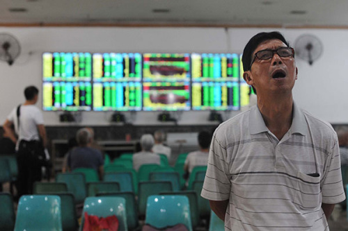 An investor is checking stock index at a brokerage house in Shanghai on Thursday. (Photo/China Daily) An investor is checking stock index at a brokerage house in Shanghai on Thursday. (Photo/China Daily)