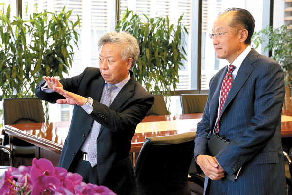 Jin Liqun (left), secretary-general of the Asian Infrastructure Investment Bank's Multilateral Interim Secretariat and China's nominee for president of the bank, holds talks with World Bank President Jim Yong Kim on Thursday. Wu Zhiyi / China Daily Jin Liqun (left), secretary-general of the Asian Infrastructure Investment Bank's Multilateral Interim Secretariat and China's nominee for president of the bank, holds talks with World Bank President Jim Yong Kim on Thursday. Wu Zhiyi / China Daily