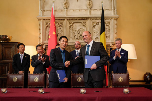 Luo Feng, CEO of IZP Technologies Group, signs a cooperation agreement with Cnext in Brussels, June 29, among many deals struck during Chinese Premier Li Keqiang's visit to Belgium. (Photo provided to China Daily) Luo Feng, CEO of IZP Technologies Group, signs a cooperation agreement with Cnext in Brussels, June 29, among many deals struck during Chinese Premier Li Keqiang's visit to Belgium. (Photo provided to China Daily)