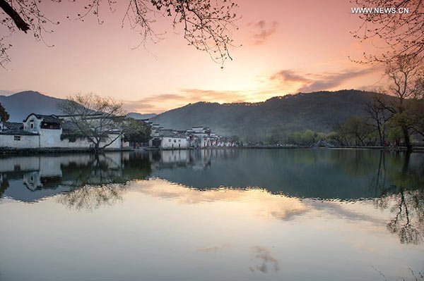 Photo taken on March 25, 2015 shows the morning scenery of Nanhu, or South Lake, at Hongcun, an ancient village in Yixian county of Huangshan city, East China's Anhui province. Listed as a world cultural heritage site, the village preserved a remarkable extent of the surviving examples of Anhui-style architecture. (Photo/Xinhua) Photo taken on March 25, 2015 shows the morning scenery of Nanhu, or South Lake, at Hongcun, an ancient village in Yixian county of Huangshan city, East China's Anhui province. Listed as a world cultural heritage site, the village preserved a remarkable extent of the surviving examples of Anhui-style architecture. (Photo/Xinhua)