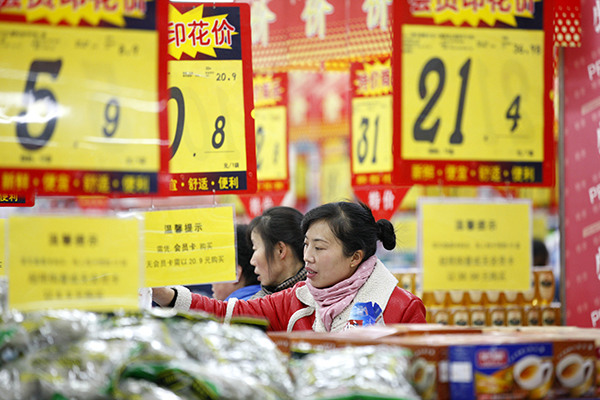 Consumers shop at a local supermarket in Huaibei, Anhui province, on Wednesday. The rise in the CPI in November was mainly driven by food prices. (Xie Zhengyi/For China Daily) Consumers shop at a local supermarket in Huaibei, Anhui province, on Wednesday. The rise in the CPI in November was mainly driven by food prices. (Xie Zhengyi/For China Daily)