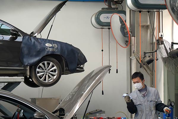 A worker engaging in routine maintenance at an FAW-VW 4S store in Nanjing, Jiangsu province.(Provided to China Daily) A worker engaging in routine maintenance at an FAW-VW 4S store in Nanjing, Jiangsu province.(Provided to China Daily)