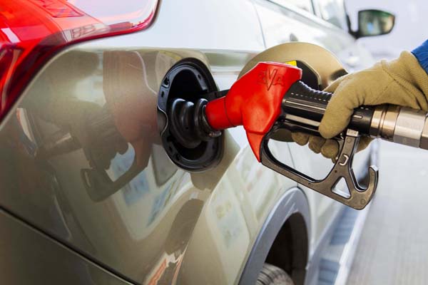 worker fills up a car with fuel at a gas station in Lianyungang city, East China's Jiangsu province, Feb 9, 2015. (Photo/Xinhua) worker fills up a car with fuel at a gas station in Lianyungang city, East China's Jiangsu province, Feb 9, 2015. (Photo/Xinhua)