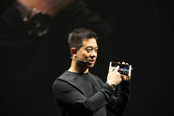 Jia Yueting, founder and chief executive of LeTV, shows the company's first smartphone at a news conference in Beijing in April, 2015. (Photo/China Daily) Jia Yueting, founder and chief executive of LeTV, shows the company's first smartphone at a news conference in Beijing in April, 2015. (Photo/China Daily)