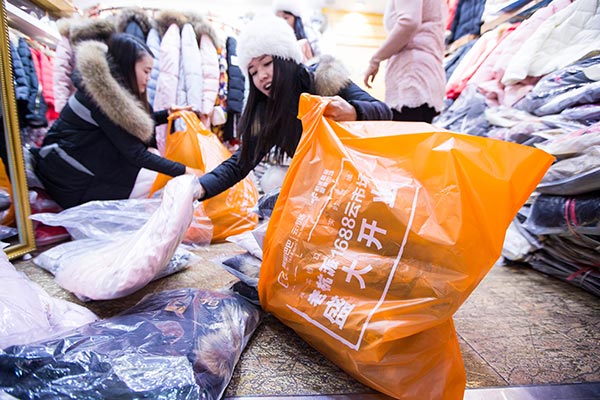Taobao shop owners are busy packing clothes for their online customers from across the world.(Provided to China Daily) Taobao shop owners are busy packing clothes for their online customers from across the world.(Provided to China Daily)