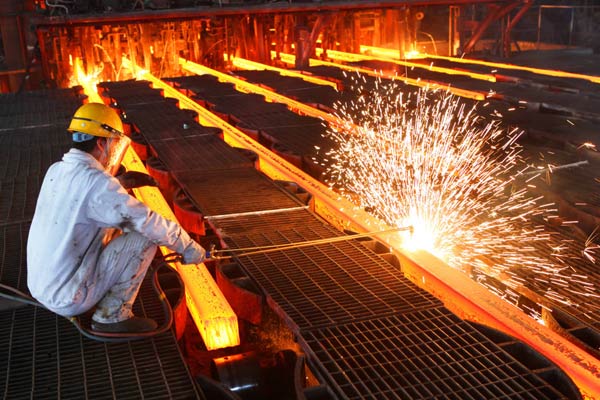 A worker cuts steel bars on the production line of a mill in Lianyungang, Jiangsu province. (Photo/China Daily) A worker cuts steel bars on the production line of a mill in Lianyungang, Jiangsu province. (Photo/China Daily)