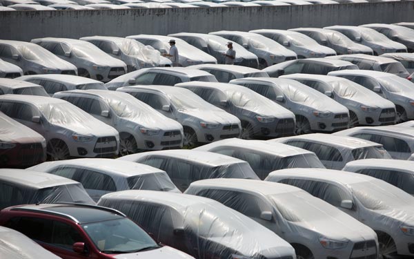 A parking lot for new cars in Changha, Hunan province. Though the Vehicle Inventory Alert Index stood at 52.6 percent in December, higher than the alert level of 50 percent, it is the industry's best performance in four months. (Photo/China Daily) A parking lot for new cars in Changha, Hunan province. Though the Vehicle Inventory Alert Index stood at 52.6 percent in December, higher than the alert level of 50 percent, it is the industry's best performance in four months. (Photo/China Daily)
