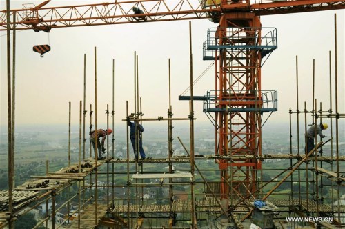 Photo taken on May 24, 2015 shows builders working at a construction site in the Nanxun District of Huzhou City, east China's Zhejiang Province. (Photo: Xinhua/Tan Jin) Photo taken on May 24, 2015 shows builders working at a construction site in the Nanxun District of Huzhou City, east China's Zhejiang Province. (Photo: Xinhua/Tan Jin)