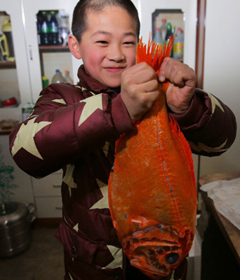 At his family home in Luochuan, Shaanxi province, Sun Caiyu shows off the New Zealand fish bought online. His family bought several foreign food items online for this year's traditional Spring Festival banquet at his home. (Photo provided to China Daily) At his family home in Luochuan, Shaanxi province, Sun Caiyu shows off the New Zealand fish bought online. His family bought several foreign food items online for this year's traditional Spring Festival banquet at his home. (Photo provided to China Daily)