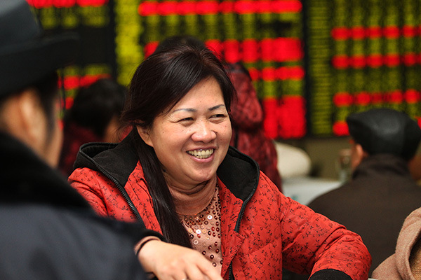 A woman investor at a securities office in Nantong, Jiangsu province. Chinese small investors are confident after the central government's recent announcement of financial policies for this year. (Photo provided to China Daily) A woman investor at a securities office in Nantong, Jiangsu province. Chinese small investors are confident after the central government's recent announcement of financial policies for this year. (Photo provided to China Daily)