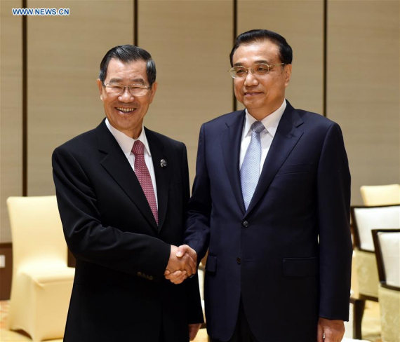 Chinese Premier Li Keqiang (R) shakes hands with Vincent Siew, honorary chairman of the Taiwan-based Cross-Straits Common Market Foundation in Boao, south China's Hainan Province, March 24, 2016. (Photo: Xinhua/Rao Aimin) Chinese Premier Li Keqiang (R) shakes hands with Vincent Siew, honorary chairman of the Taiwan-based Cross-Straits Common Market Foundation in Boao, south China's Hainan Province, March 24, 2016. (Photo: Xinhua/Rao Aimin)