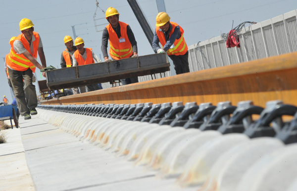 China Railway Erju Co Ltd's workers construct a railway project in Yuncheng, Shanxi province. (Photo/Xinhua) China Railway Erju Co Ltd's workers construct a railway project in Yuncheng, Shanxi province. (Photo/Xinhua)