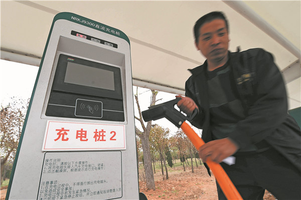 A car owner charges his new energy car at a newly opened charging post in Weifang, Shandong province, in April.WANG JILIN/CHINA DAILY A car owner charges his new energy car at a newly opened charging post in Weifang, Shandong province, in April.WANG JILIN/CHINA DAILY