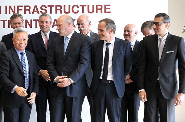 Asian Infrastructure Investment Bank President Jin Liqun (left) and CEOs of multinationals at the headquarters of the bank in Beijing, June 7, 2015. (Zhang Wei/For China Daily) Asian Infrastructure Investment Bank President Jin Liqun (left) and CEOs of multinationals at the headquarters of the bank in Beijing, June 7, 2015. (Zhang Wei/For China Daily)