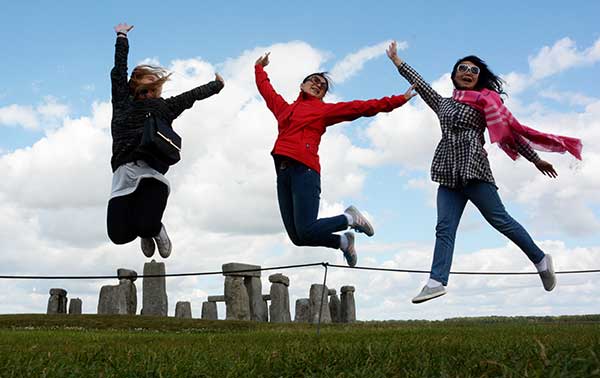 Chinese visitors at Stonehenge, a prehistoric site in Wiltshire, England. Britain has drawn an increasing number of tourists from China in the recent years.(Photo: China Daily/Zhang Guilan) Chinese visitors at Stonehenge, a prehistoric site in Wiltshire, England. Britain has drawn an increasing number of tourists from China in the recent years.(Photo: China Daily/Zhang Guilan)