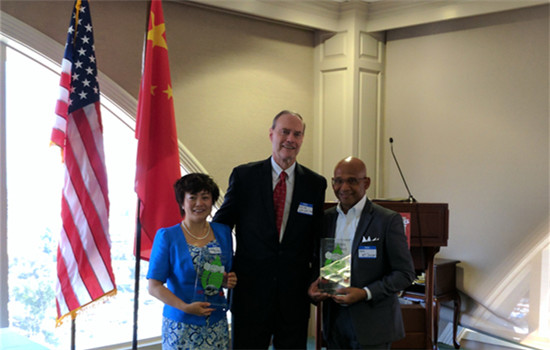 Stella Li (left), president of BYD Motors, David Griffith (center), chairman of the Long Beach-Qingdao Association, and Kenneth McDonald, president and CEO of Long Beach Transit, at the LBQA GreenTech Awards Luncheon. (Provided to China Daily) Stella Li (left), president of BYD Motors, David Griffith (center), chairman of the Long Beach-Qingdao Association, and Kenneth McDonald, president and CEO of Long Beach Transit, at the LBQA GreenTech Awards Luncheon. (Provided to China Daily)