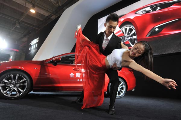 Models perform at an auto show in Qingdao, Shandong province. (Photo by Wang Haibin/For China Daily) Models perform at an auto show in Qingdao, Shandong province. (Photo by Wang Haibin/For China Daily)