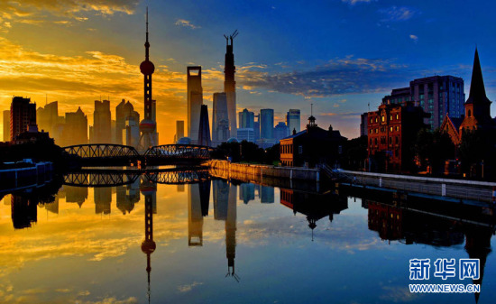 China's State Council on Wednesday decided to further reduce and standardize business charges to lower the corporate burden in the real economy. (Xinhuanet file photo)