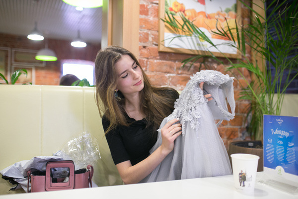 A 22-year-old online buyer in Moscow checks her dress bought from a Chinese e-commerce platform on Nov 3, 2016. BAI XUEQI/XINHUA A 22-year-old online buyer in Moscow checks her dress bought from a Chinese e-commerce platform on Nov 3, 2016. BAI XUEQI/XINHUA