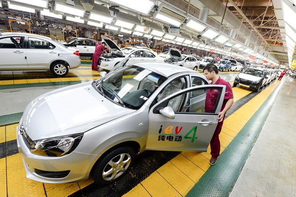 Technicians examine electric cars at a production line of JAC Motors. The automaker will start manufacturing cars for its partner NextEV later this year. (Photo provided to CHINA DAILY) Technicians examine electric cars at a production line of JAC Motors. The automaker will start manufacturing cars for its partner NextEV later this year. (Photo provided to CHINA DAILY)