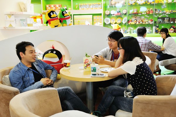 Visitors talk at Tencent's image product shop in Shenzhen, Guangdong province. YU GE / FOR CHINA DAILY Visitors talk at Tencent's image product shop in Shenzhen, Guangdong province. YU GE / FOR CHINA DAILY