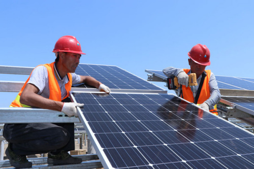 Workers install solar power panels at a photovoltaic generator site in Linqun county in Anhui province. (Photo: China Daily/Zhu Lixin) Workers install solar power panels at a photovoltaic generator site in Linqun county in Anhui province. (Photo: China Daily/Zhu Lixin)