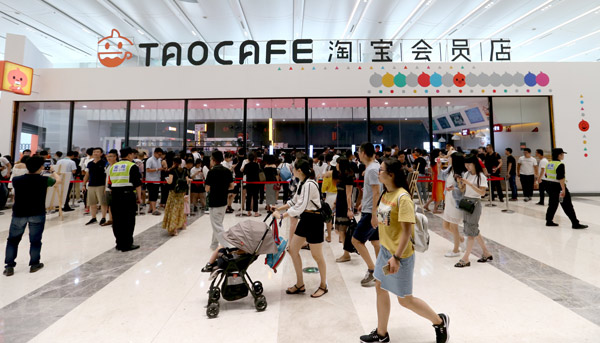 Alibaba Group's cashier-free retail store Tao Cafe attracts customers in Hangzhou, Zhejiang province. (Photo by Wang Zhuangfei/China Daily) Alibaba Group's cashier-free retail store Tao Cafe attracts customers in Hangzhou, Zhejiang province. (Photo by Wang Zhuangfei/China Daily)