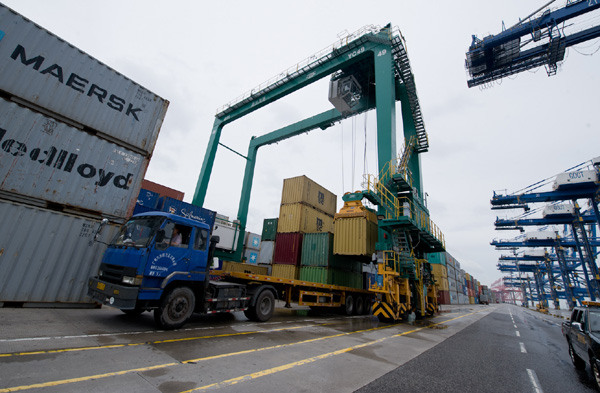 Containers being loaded at the Nansha Port in Guangzhou, Guangdong province. (Photo/Xinhua) Containers being loaded at the Nansha Port in Guangzhou, Guangdong province. (Photo/Xinhua)