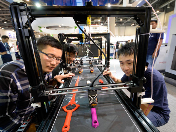 Three visitors admire a 3D printer at the Additive Manufacturing Conference of China 2017 on July 30 in Hangzhou, Zhejiang province. Three visitors admire a 3D printer at the Additive Manufacturing Conference of China 2017 on July 30 in Hangzhou, Zhejiang province.