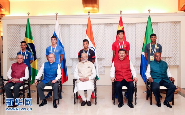 Leaders of BRICS countries pose for group photo with representatives from each country's youth national soccer team in Goa, India, October 15, 2016. (Photo/Xinhua) Leaders of BRICS countries pose for group photo with representatives from each country's youth national soccer team in Goa, India, October 15, 2016. (Photo/Xinhua)