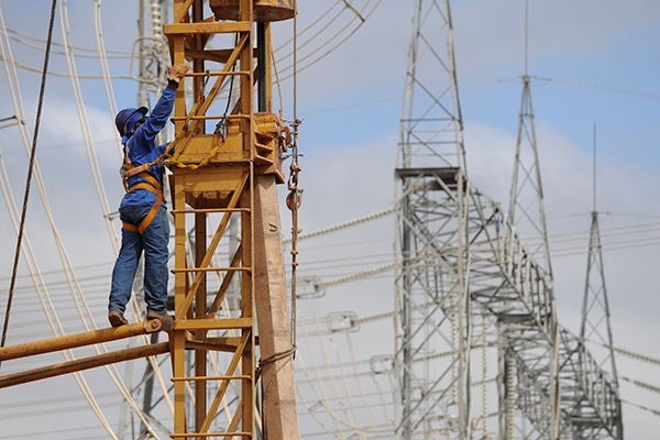 A worker of State Grid Corp of China checks facilities at a transformer substation in Brazil. (Photo/Xinhua) A worker of State Grid Corp of China checks facilities at a transformer substation in Brazil. (Photo/Xinhua)