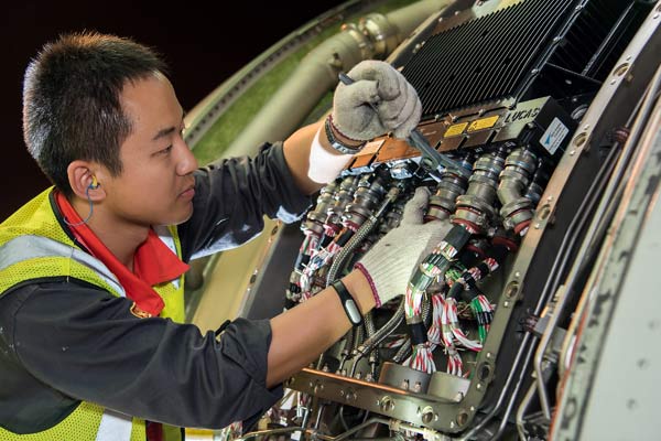A technician repairs components of an HNA-serviced aircraft. (Photo provided to China Daily) A technician repairs components of an HNA-serviced aircraft. (Photo provided to China Daily)