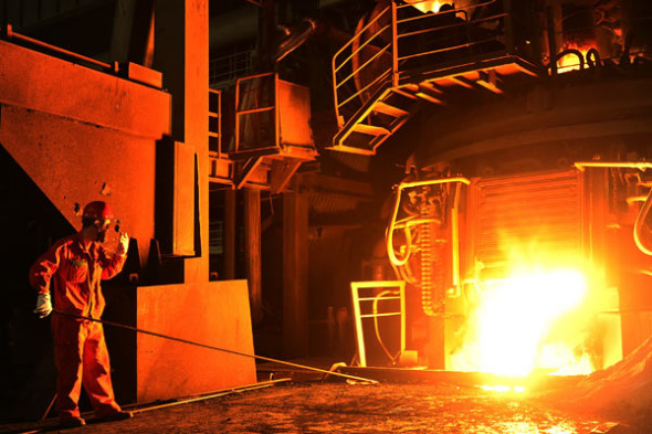 A worker checks molten steel at an iron and steel plant in Dalian, Northeast China's Liaoning province. (Photo by Liu Debin/For China Daily) A worker checks molten steel at an iron and steel plant in Dalian, Northeast China's Liaoning province. (Photo by Liu Debin/For China Daily)
