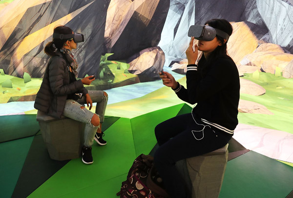 Customers try the Google Daydream VR at a Google pop-up shop in the SoHo neighborhood in New York City. The shop lets people try out new Google products such as the Pixel phone, Google Home, and Daydream VR. (Photo provided to China Daily) Customers try the Google Daydream VR at a Google pop-up shop in the SoHo neighborhood in New York City. The shop lets people try out new Google products such as the Pixel phone, Google Home, and Daydream VR. (Photo provided to China Daily)