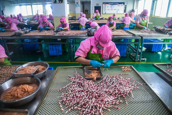 Pet food is produced at a factory in Pingyang county of Wenzhou, Zhejiang province. The pet-related industry has boomed in the county due to industrial upgrading and transformation. (Photo/Xinhua) Pet food is produced at a factory in Pingyang county of Wenzhou, Zhejiang province. The pet-related industry has boomed in the county due to industrial upgrading and transformation. (Photo/Xinhua)
