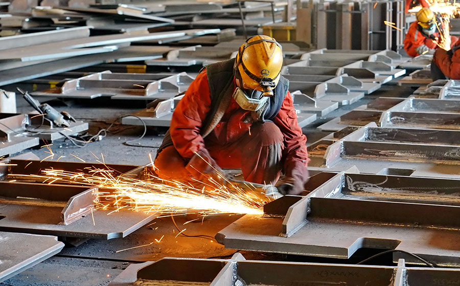 Employees of China Railway Shanhaiguan Bridge Group Co, based in Qinhuangdao, Hebei province, solder components used for building bridges. (Photo/Xinhua) Employees of China Railway Shanhaiguan Bridge Group Co, based in Qinhuangdao, Hebei province, solder components used for building bridges. (Photo/Xinhua)