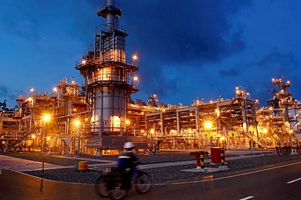 A worker inspects a plant at PT Donggi Senoro LNG in Banggai, Central Sulawesi province, Indonesia. Once a lucrative natural resources hub, Indonesia has been struggling to attract investment in recent years and is looking to Chinese companies such as PetroChina for capital and partnerships.(Photo provided to China Daily) A worker inspects a plant at PT Donggi Senoro LNG in Banggai, Central Sulawesi province, Indonesia. Once a lucrative natural resources hub, Indonesia has been struggling to attract investment in recent years and is looking to Chinese companies such as PetroChina for capital and partnerships.(Photo provided to China Daily)