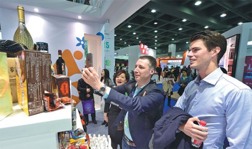 Businesspeople from the Netherlands attend the International E-Business Expo in Hangzhou, Zhejiang Province. (Photo by Li Zhong/For China Daily) Businesspeople from the Netherlands attend the International E-Business Expo in Hangzhou, Zhejiang Province. (Photo by Li Zhong/For China Daily)