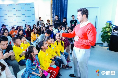 Students interact with a foreign teacher for Xueersi, an after-school education platform of the leading Chinese education platform TAL Education Group, at a news conference in Beijing on March 26, 2018. (Photo provided to chinadaily.com.cn) Students interact with a foreign teacher for Xueersi, an after-school education platform of the leading Chinese education platform TAL Education Group, at a news conference in Beijing on March 26, 2018. (Photo provided to chinadaily.com.cn)