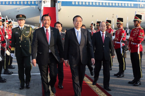 Premier Li Keqiang arrived in Jakarta on Sunday to start his six-day trip to Indonesia and Japan. (Photo/Xinhua) Premier Li Keqiang arrived in Jakarta on Sunday to start his six-day trip to Indonesia and Japan. (Photo/Xinhua)