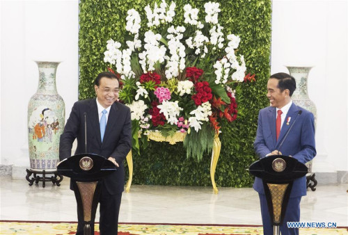 Chinese Premier Li Keqiang (L) and Indonesian President Joko Widodo meet the press after their talks at the presidential palace in Bogor, Indonesia, May 7, 2018. (Xinhua/Wang Ye) Chinese Premier Li Keqiang (L) and Indonesian President Joko Widodo meet the press after their talks at the presidential palace in Bogor, Indonesia, May 7, 2018. (Xinhua/Wang Ye)