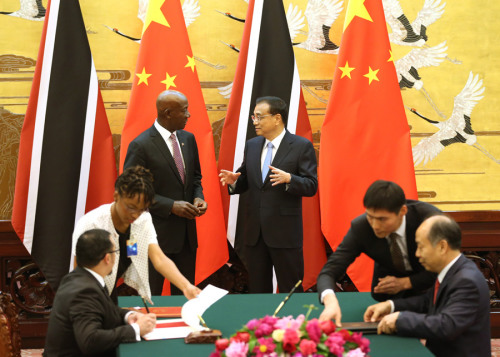 Premier Li Keqiang and visiting Prime Minister Keith Rowley of Trinidad and Tobago witness the signing of documents on cooperative initiatives in the Great Hall of the People in Beijing on Tuesday. (FENG YONGBIN/CHINA DAILY) Premier Li Keqiang and visiting Prime Minister Keith Rowley of Trinidad and Tobago witness the signing of documents on cooperative initiatives in the Great Hall of the People in Beijing on Tuesday. (FENG YONGBIN/CHINA DAILY)