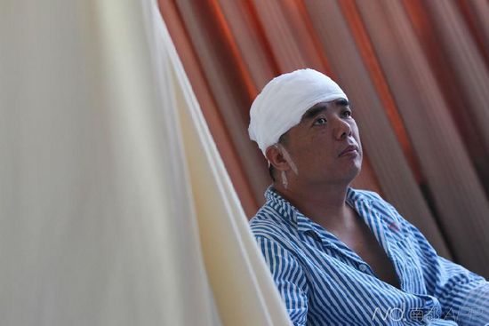 A patient surnamed Wang is ready to leave the hospital where he has received brain surgery. (Photo/Southern Metropolis Daily) A patient surnamed Wang is ready to leave the hospital where he has received brain surgery. (Photo/Southern Metropolis Daily)